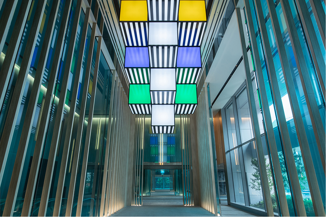 ビジネスビルへのアートインストール